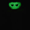 Luciole au crochet photographiée dans l'obscurité, faisant ressortir le fil phosphorescent dans le noir et révélant son visage lumineux.