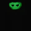 Luciole au crochet photographiée dans l'obscurité, faisant ressortir le fil phosphorescent dans le noir et révélant son visage lumineux.