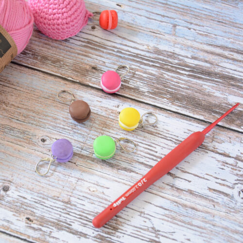 Assortiment de marqueurs de maille en forme de macarons en pâte polymère pour crochet ou tricot