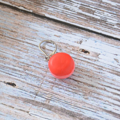 Marqueur de maille en forme de macaron à la fraise en pâte polymère pour crochet ou tricot