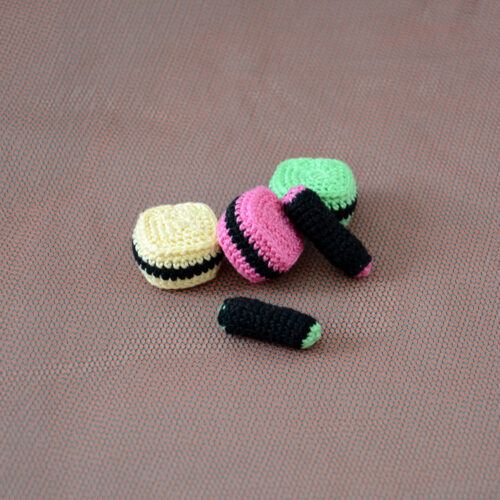 Gros plan sur plusieurs variétés de réglisses crochetés