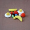 Gros plan sur plusieurs variétés de bonbons crochetés (bananes, fraises tagada, dragibus, œufs au plat)