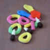 Gros plan sur plusieurs variétés de bonbons crochetés (bouteille de cola, anneaux apollo, frites, langue de chat)