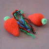 Gros plan sur plusieurs variétés de bonbons crochetés (grosse fraises en guimauve, scoubidou)