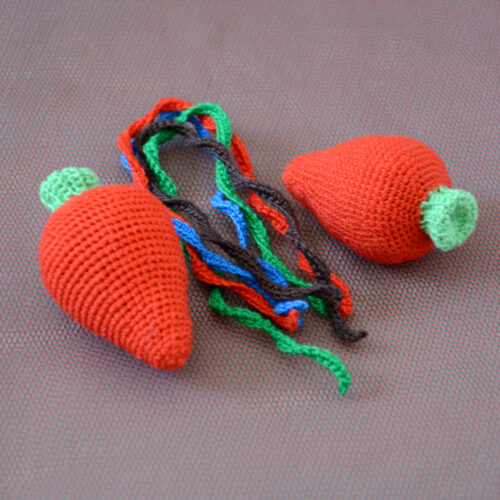 Gros plan sur plusieurs variétés de bonbons crochetés (grosse fraises en guimauve, scoubidou)
